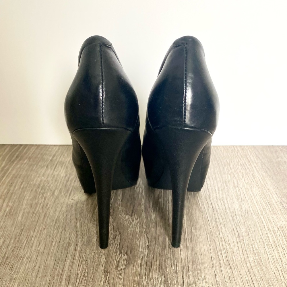 NEW Steve Madden “Dejavu” platform heel size 6.5. No longer available in stores.